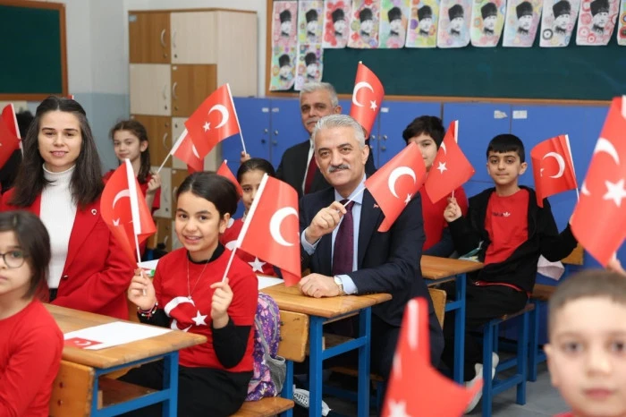 D&uuml;zce'de &Ouml;ğrencilerin bayrak sevgisi dikkat &ccedil;ekti