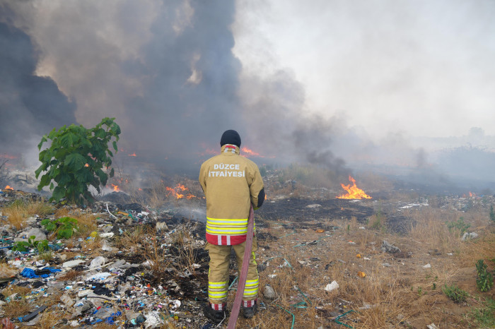 Düzce yangında felaketin eşiğinden dönüldü