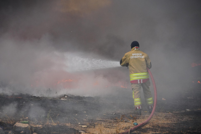 Düzce yangında felaketin eşiğinden dönüldü