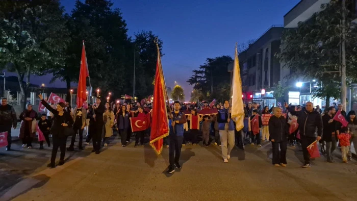 D&uuml;zce'de 19 Mayıs coşkusu fener alayı ile başladı