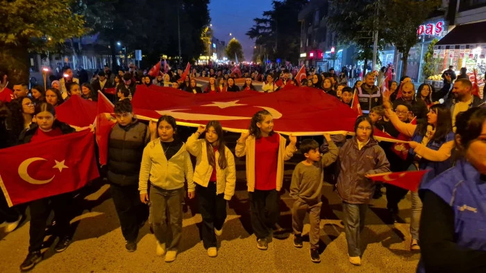 D&uuml;zce'de 19 Mayıs coşkusu fener alayı ile başladı