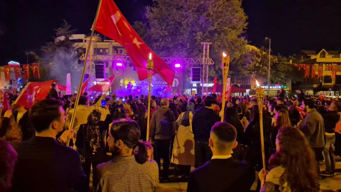 D&uuml;zce'de 19 Mayıs coşkusu fener alayı ile başladı