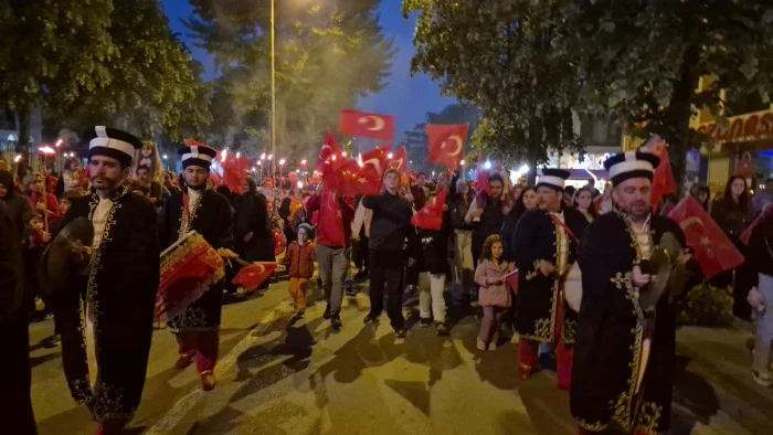 D&uuml;zce'de 19 Mayıs coşkusu fener alayı ile başladı