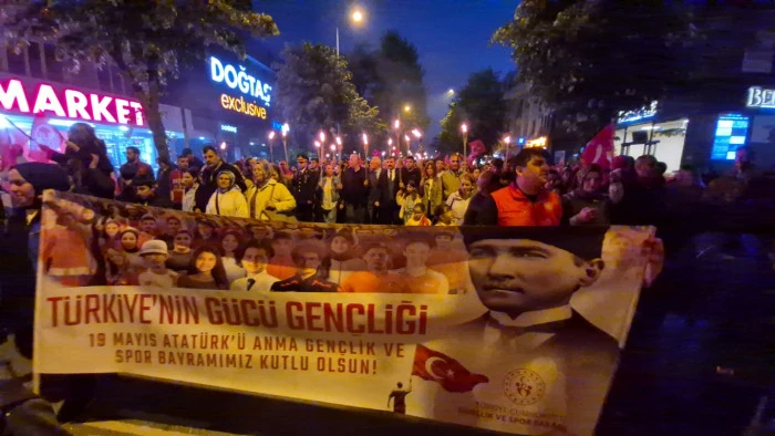 D&uuml;zce'de 19 Mayıs coşkusu fener alayı ile başladı