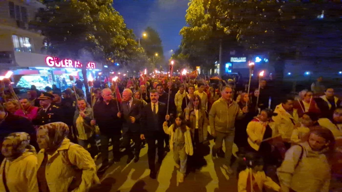 D&uuml;zce'de 19 Mayıs coşkusu fener alayı ile başladı