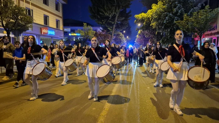 D&uuml;zce'de 19 Mayıs coşkusu fener alayı ile başladı