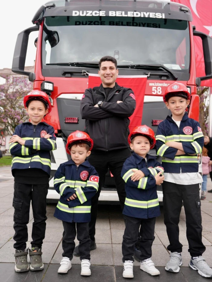 D&uuml;zce&rsquo;de 23 Nisan Coşkusu Anıtpark&rsquo;ta Yaşandı