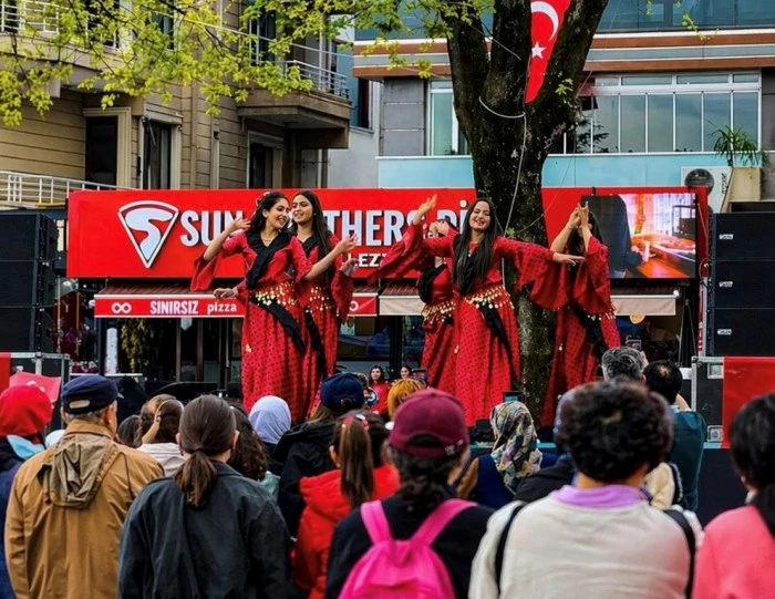 D&uuml;zce&rsquo;de 23 Nisan Coşkusu Anıtpark&rsquo;ta Yaşandı
