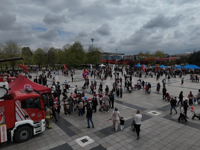 D&uuml;zce&rsquo;de 23 Nisan Coşkusu Anıtpark&rsquo;ta Yaşandı