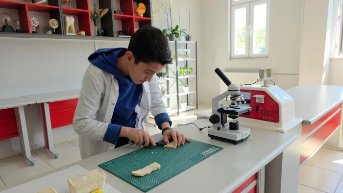 Ortaokul &ouml;ğrencisi Eymen, atık pirin&ccedil; kabuklarını ateşe dayanıklı yalıtım malzemesine d&ouml;n&uuml;şt&uuml;rd&uuml;