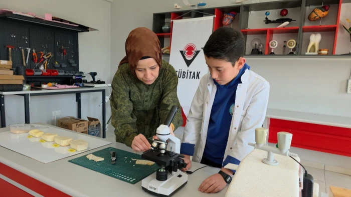 Ortaokul &ouml;ğrencisi Eymen, atık pirin&ccedil; kabuklarını ateşe dayanıklı yalıtım malzemesine d&ouml;n&uuml;şt&uuml;rd&uuml;