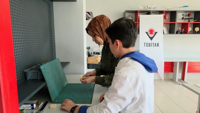 Ortaokul &ouml;ğrencisi Eymen, atık pirin&ccedil; kabuklarını ateşe dayanıklı yalıtım malzemesine d&ouml;n&uuml;şt&uuml;rd&uuml;