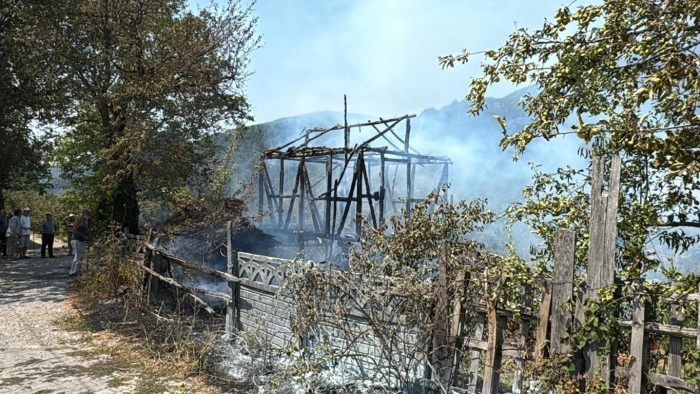 Anız Yakma Yangını Köyde Korku ve Çaba Yarattı