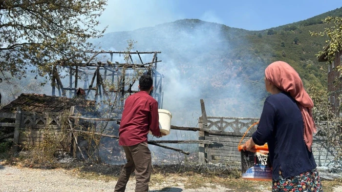 Anız Yakma Yangını Köyde Korku ve Çaba Yarattı