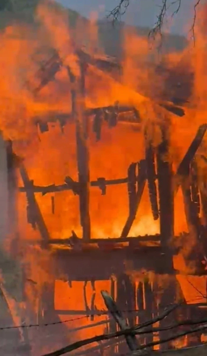 Anız Yakma Yangını Köyde Korku ve Çaba Yarattı