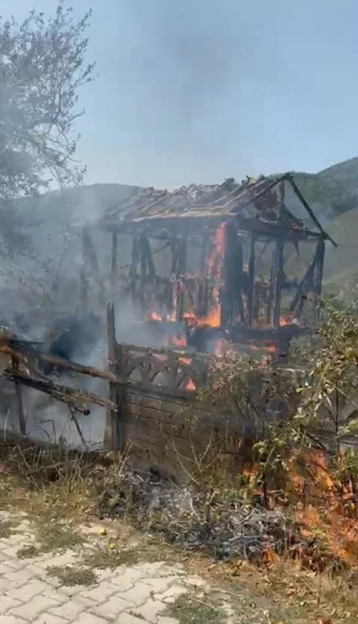 Anız Yakma Yangını Köyde Korku ve Çaba Yarattı