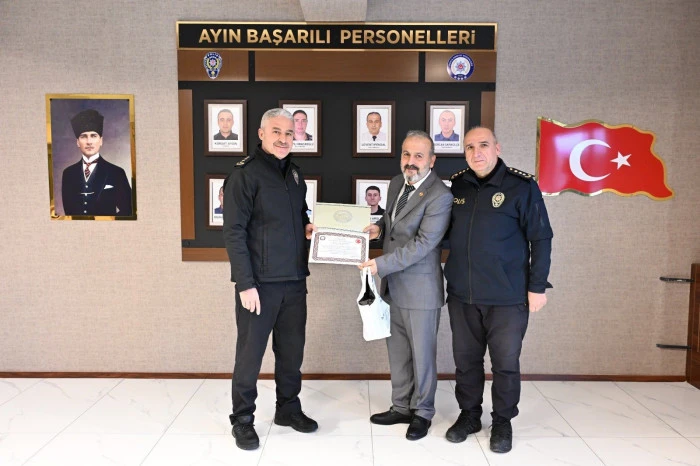 D&uuml;zce'de başarılı polisler &ouml;d&uuml;llendirildi