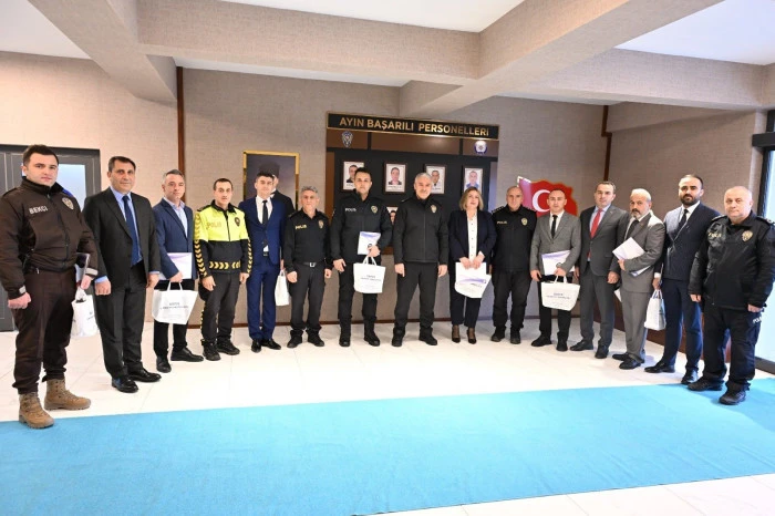 D&uuml;zce'de başarılı polisler &ouml;d&uuml;llendirildi