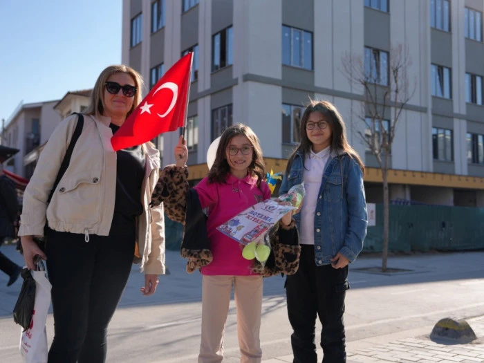 D&uuml;zce&rsquo;de Miniklerden &Ouml;rnek Davranış! 23 Nisan Videosu Herkesi Duygulandırdı