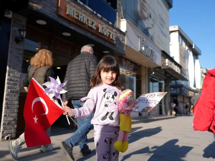 D&uuml;zce&rsquo;de Miniklerden &Ouml;rnek Davranış! 23 Nisan Videosu Herkesi Duygulandırdı
