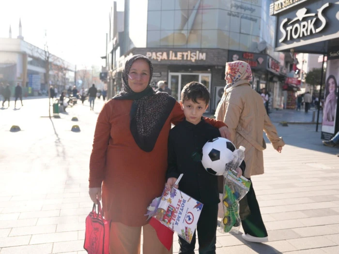 D&uuml;zce&rsquo;de Miniklerden &Ouml;rnek Davranış! 23 Nisan Videosu Herkesi Duygulandırdı