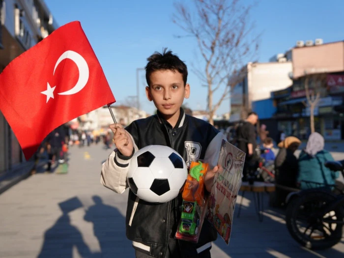 D&uuml;zce&rsquo;de Miniklerden &Ouml;rnek Davranış! 23 Nisan Videosu Herkesi Duygulandırdı