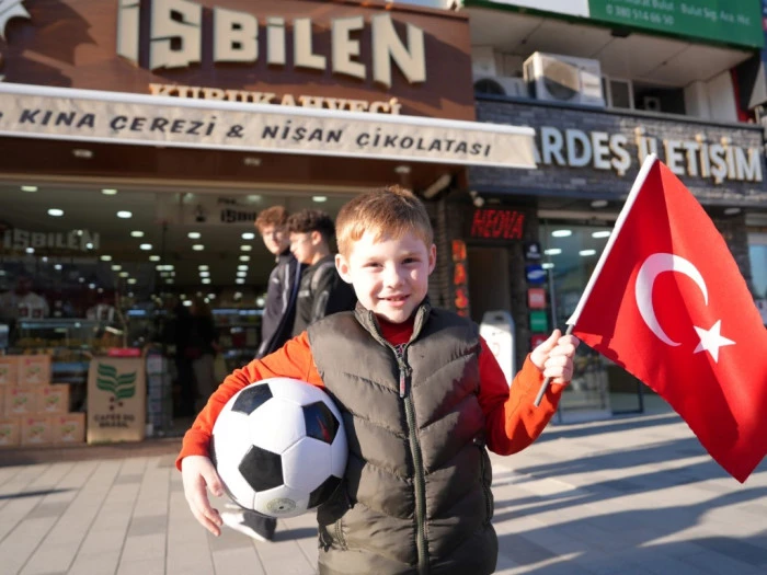 D&uuml;zce&rsquo;de Miniklerden &Ouml;rnek Davranış! 23 Nisan Videosu Herkesi Duygulandırdı