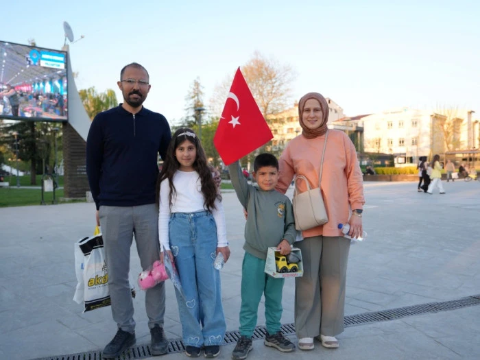 D&uuml;zce&rsquo;de Miniklerden &Ouml;rnek Davranış! 23 Nisan Videosu Herkesi Duygulandırdı