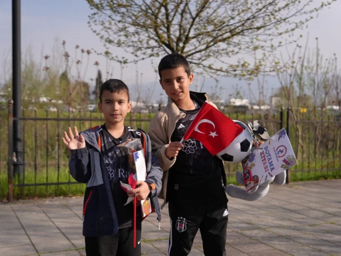 D&uuml;zce&rsquo;de Miniklerden &Ouml;rnek Davranış! 23 Nisan Videosu Herkesi Duygulandırdı