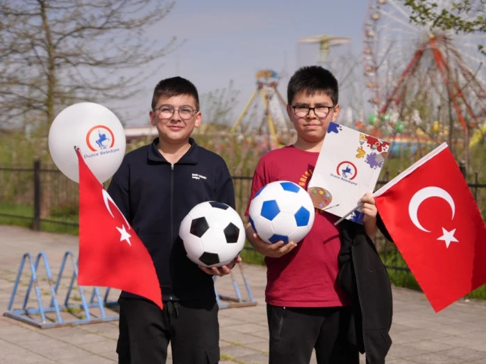 D&uuml;zce&rsquo;de Miniklerden &Ouml;rnek Davranış! 23 Nisan Videosu Herkesi Duygulandırdı