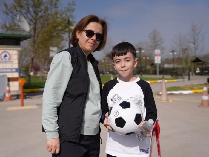 D&uuml;zce&rsquo;de Miniklerden &Ouml;rnek Davranış! 23 Nisan Videosu Herkesi Duygulandırdı