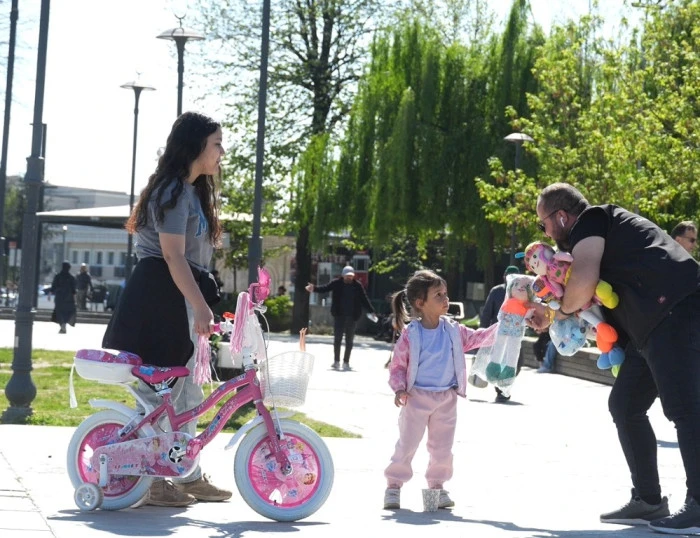 D&uuml;zce&rsquo;de Miniklerden &Ouml;rnek Davranış! 23 Nisan Videosu Herkesi Duygulandırdı