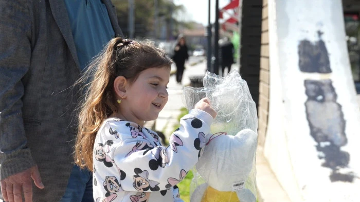 D&uuml;zce&rsquo;de Miniklerden &Ouml;rnek Davranış! 23 Nisan Videosu Herkesi Duygulandırdı