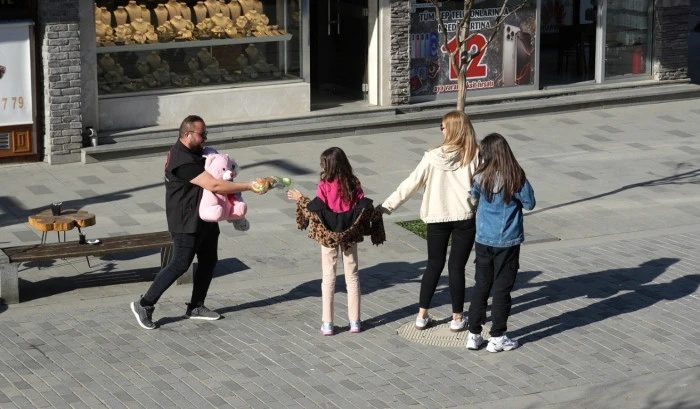 D&uuml;zce&rsquo;de Miniklerden &Ouml;rnek Davranış! 23 Nisan Videosu Herkesi Duygulandırdı