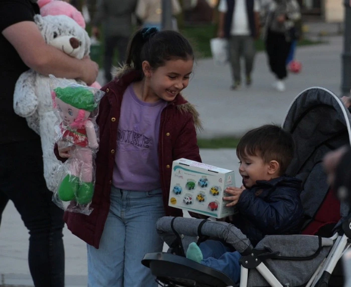 D&uuml;zce&rsquo;de Miniklerden &Ouml;rnek Davranış! 23 Nisan Videosu Herkesi Duygulandırdı