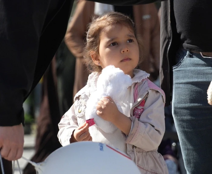 D&uuml;zce&rsquo;de Miniklerden &Ouml;rnek Davranış! 23 Nisan Videosu Herkesi Duygulandırdı