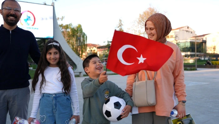 D&uuml;zce&rsquo;de Miniklerden &Ouml;rnek Davranış! 23 Nisan Videosu Herkesi Duygulandırdı