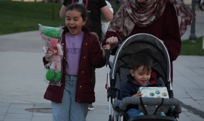 D&uuml;zce&rsquo;de Miniklerden &Ouml;rnek Davranış! 23 Nisan Videosu Herkesi Duygulandırdı