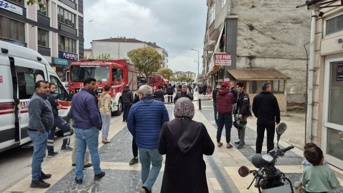5 katlı binanın en üst katı alevlere teslim oldu