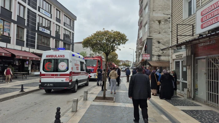 5 katlı binanın en üst katı alevlere teslim oldu