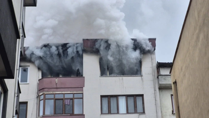 5 katlı binanın en üst katı alevlere teslim oldu