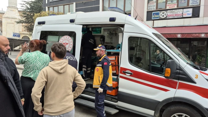 5 katlı binanın en üst katı alevlere teslim oldu