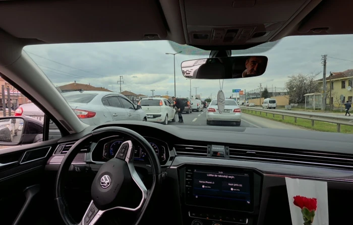 Muhammed Bişgin Kadın S&uuml;r&uuml;c&uuml;lere Karanfil Dağıttı