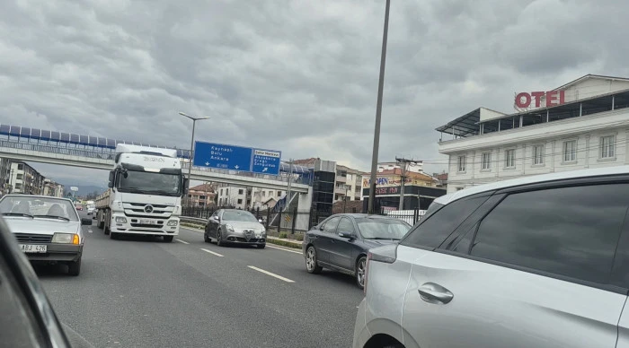 Muhammed Bişgin Kadın S&uuml;r&uuml;c&uuml;lere Karanfil Dağıttı