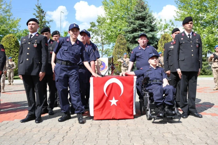 &Ouml;zel bireyler &uuml;niforma giyip yemin etmenin gururunu yaşadı