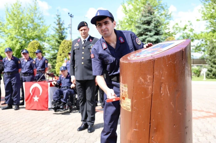 &Ouml;zel bireyler &uuml;niforma giyip yemin etmenin gururunu yaşadı