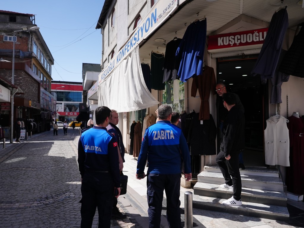 Kaldırım işgallerine zabıta müdahalesi!