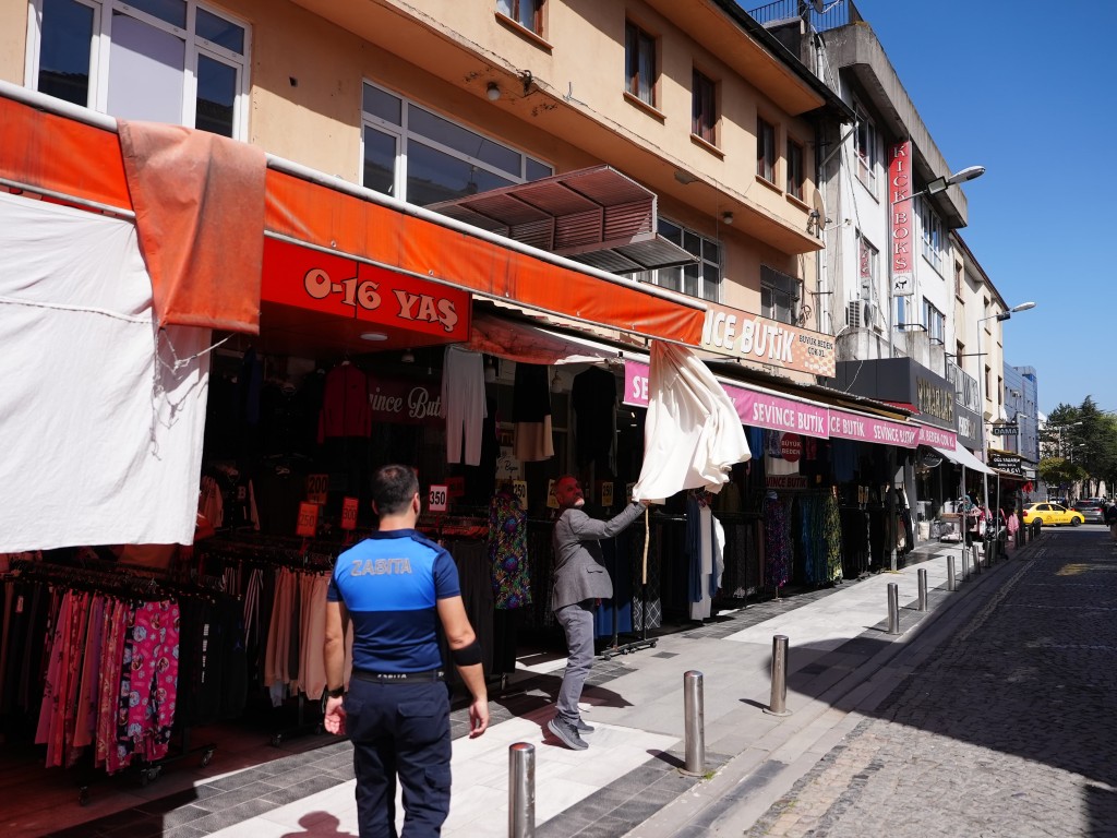 Kaldırım işgallerine zabıta müdahalesi!