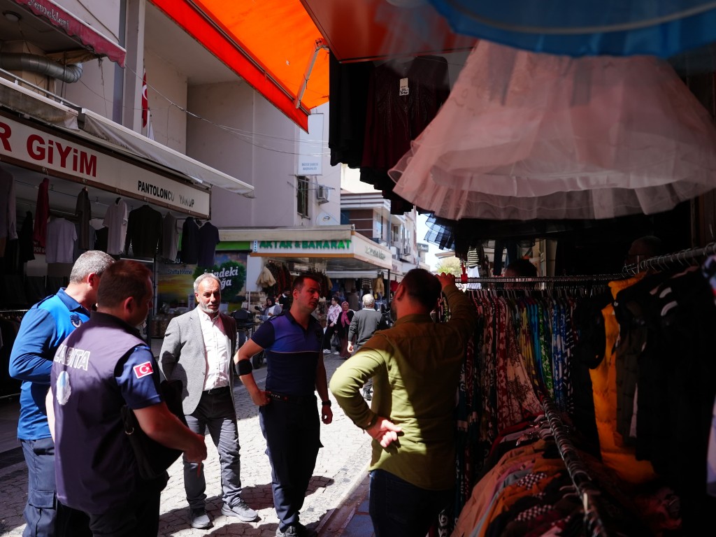 Kaldırım işgallerine zabıta müdahalesi!