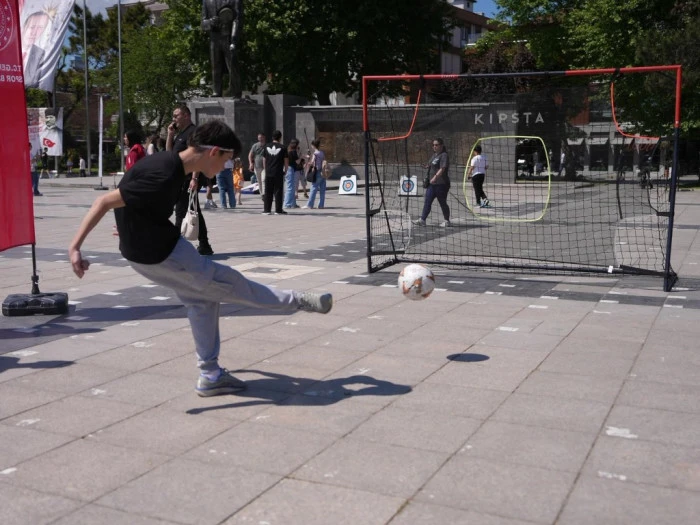 Gen&ccedil;ler spor alanlarında kıyasıya rekabet etti
